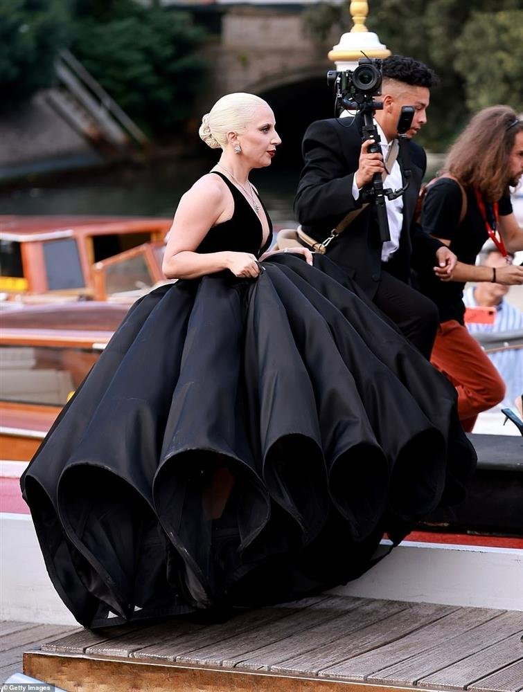 Lady Gaga diện đồ kỳ quái đến Venice-2