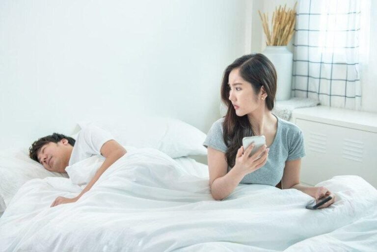 Lấy nhau năm chưa có con, chồng đi khắp nơi chạy chữa mà không biết bí mật nằm trong ngăn bàn phòng ngủ-1